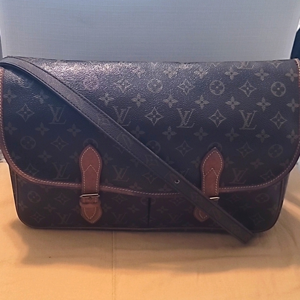 Louis Vuitton Gibciere Messenger Bag
